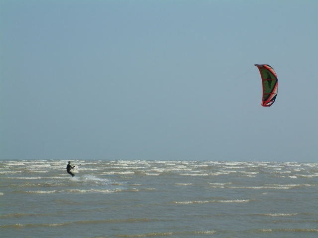  Kitesurfen auf dem Meer.JPG 